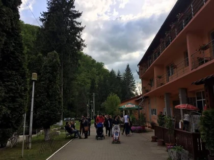 Mii de turişti în staţiunea Moneasa, de 1 Mai. CJA le-a „oferit” aceleaşi drumuri pline de gropi