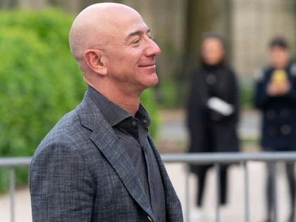 Miliardarul fondator de la Amazon, Jeff Bezos, va zbura în spațiu luna viitoare