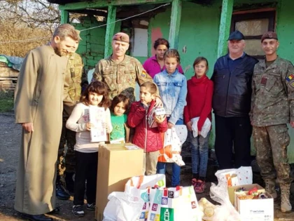 Militarii din Cetatea Aradului au adus o rază de lumină pe fețele unor oameni necăjiți