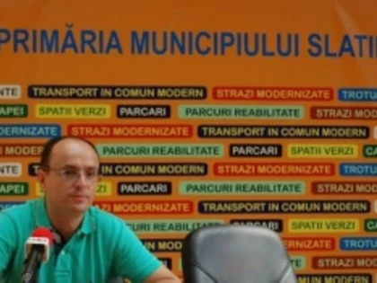 MINAL PINA, AFLAT IN AREST LA DOMICILIU, A FOST SUSPENDAT DIN FUNCTIA DE PRIMAR AL SLATINEI