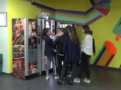 Ministerul Sănătății vrea interzicerea de dulciuri, sucuri și junk food, la chioșcurile din școli