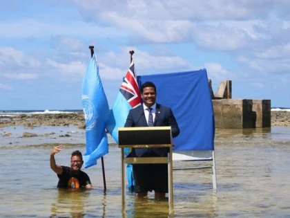 Ministrul de externe din Tuvalu, la costum și cravată, a făcut o declarație de presă stând în mare până la genunchi