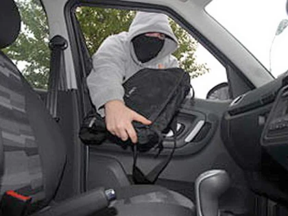 Minor din Secusigiu, prins în timp ce fura dintr-un autoturism din municipiu
