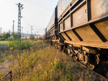 Minora curentată pe un vagon de tren în Arad va fi transferată la Bucureşti. Are arsuri pe 80% din suprafaţa corporală