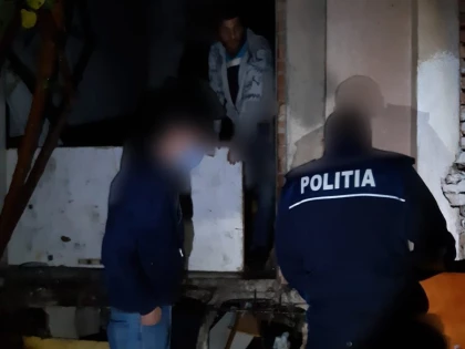 Minoră din Semlac, găsită de polițiști în Arad, într-un adăpost improvizat. Fata are nevoie de îngrijiri medicale