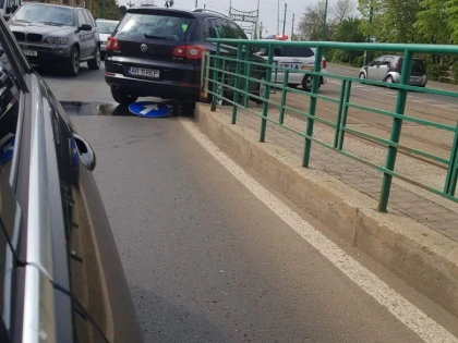 Minune pe Calea Romanilor! Mașina lui Falcă stătea liniștită pe trotuar și s-a trezit în mijlocul drumului