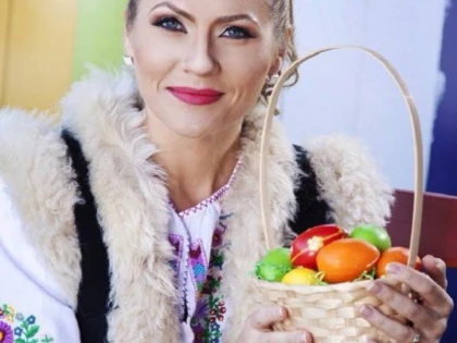 MIRELA BOURENU VAIDA A PETRECUT NOAPTEA DE INVIERE ALATURI DE MAMA SI FRATELE EI