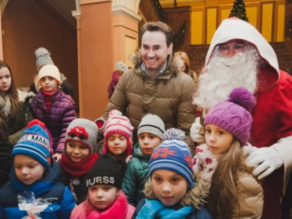Mită electorală de Moș Nicolae, în Primăria Arad. Copiii au primit cadouri, iar părinții pliante cu PNL