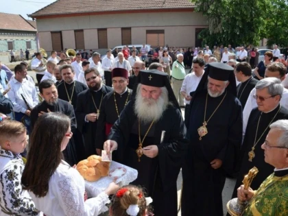 Mitropolitul Banatului a cântat colinde alături de românii din Serbia