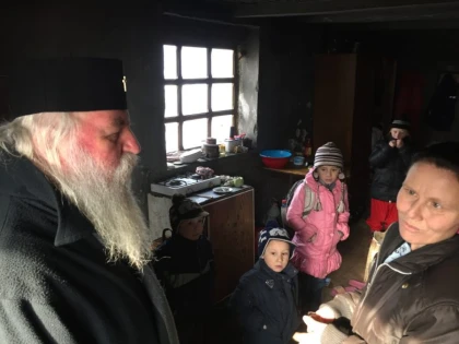 Mitropolitul Banatului, alături de trei familii care au rămas fără casă în plină iarnă
