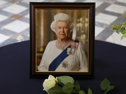 Moartea Reginei Elisabeta a II-a: Sicriul suveranei este transportat de la Balmoral la Edinburgh şi de acolo la Londra