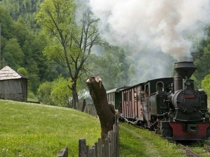 MOCĂNIȚA ȘI-A RELUAT CURSELE REGULATE PENTRU TURIȘTI