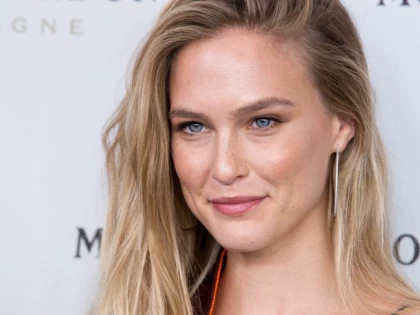 Modelul Bar Refaeli a început munca în folosul comunităţii la un centru pentru persoane cu dizabilităţi