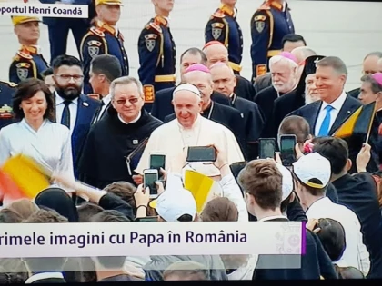 Moment istoric! Papa Francisc a ajuns în România