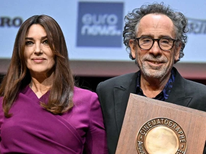 Monica Bellucci confirmă ca are o relație cu regizorul Tim Burton