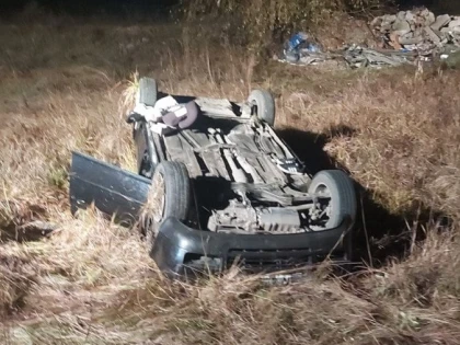 Mort de beat la volan și cu un copil de trei ani în mașină. Autoturismul a ajuns cu roțile în sus