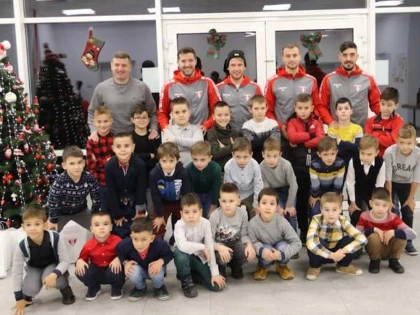 Moş Crăciun a venit şi la juniorii de la UTA şi Atletico. Iacob şi colegii săi, surprize pentru cei mici