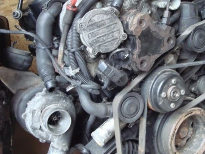 MOTOARE AUTO FURATE DIN CURTEA UNUI IMOBIL, DIN FRUMUSENI