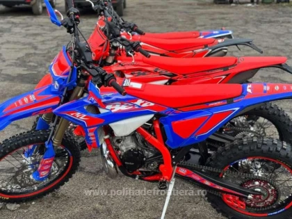 Motociclete de zeci de mii de euro, descoperite într-o dubă pe A1 Deva–Nădlac