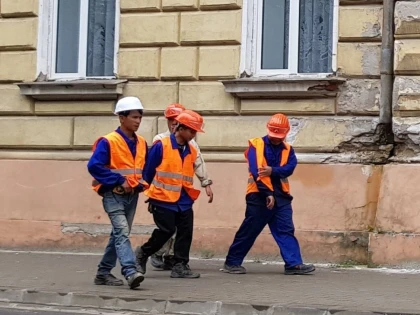 Muncitorii vietnamezi construiesc noul spital din Lipova!