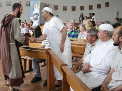 MUSULMANI DIN FRANȚA ȘI ITALIA AU PARTICIPAT LA SLUJBELE CATOLICE ÎN SEMN DE SOLIDARITATE CU PREOTUL ASASINAT