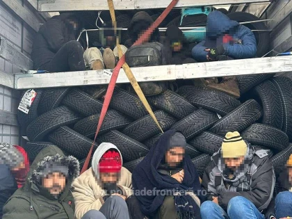 Nădlac II: 12 refugiați au încercat să treacă frontiera ascunși printre cauciucuri