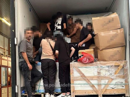 Nădlac II: 17 refugiați au fost găsiți într-un TIR