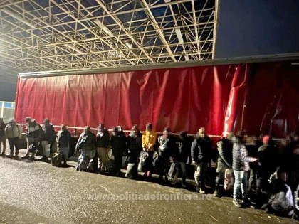 Nădlac II: 24 de cetățeni străini, găsiți într-un loc special amenajat dintr-un autocamion