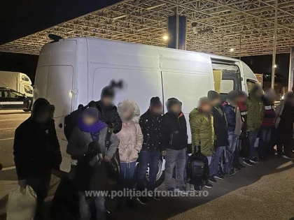 Nădlac II: 28 de cetățeni străini, depistați ascunși în două mijloace de transport