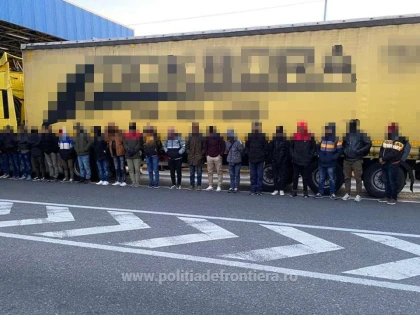 Nădlac II: 28 de cetățeni străini, depistați ascunși în două mijloace de transport