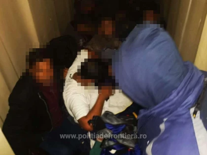 Nădlac II: 52 de refugiați, depistați într-un TIR ce transporta frigidere în Italia