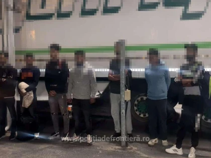 Nădlac II: Nouă refugiați, găsiți în lăzile laterale ale unui automarfar