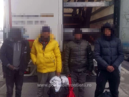 Nădlac II: Patru refugiați, descoperiți într-un TIR care transporta fier pe ruta Turcia-Cehia