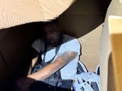 Nădlac II: Șapte cetățeni din Sri Lanka, găsiți în cutii de carton, într-o autoutilitară
