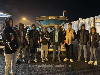 Nădlac II: Șapte cetățeni străini, depistați într-un portbagaj