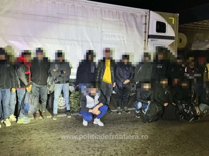 Nădlac II: Șaptesprezece cetățeni străini ascunși într-o autoutilitară