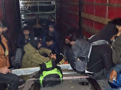 Nădlac II: Treisprezece cetățeni străini, depistați într-un TIR care transporta metal pe ruta România – Italia