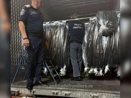 Nădlac II: Zece sirieni au fost găsiți într-un TIR cu textile