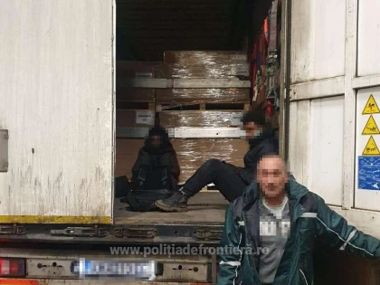 Nădlac: Opt cetățeni străini depistați într-un TIR și la ,,zona verde”