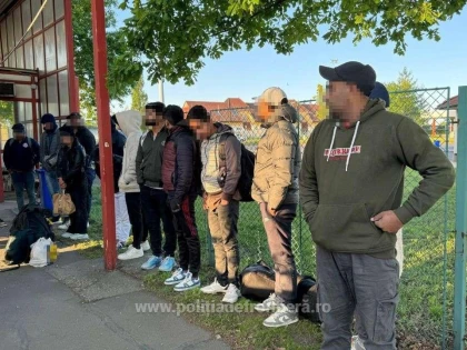Nădlac: Paisprezece cetățeni străini au încercat să treacă granița ascunși într-un TIR cu porumb