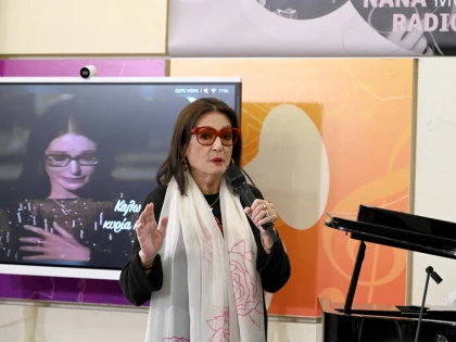 Nana Mouskouri îşi ia adio de la scenă, la aproape 90 de ani