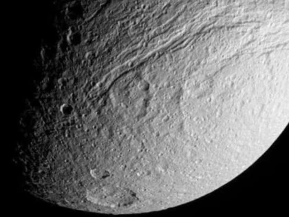 NASA A DESCOPERIT UN GRAFFITI" MISTERIOS PE TETHYS, UNUL DIN SATELITII LUI SATURN