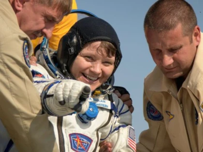 NASA plănuieşte să ducă pe Lună prima femeie