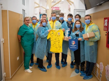 Naționala de fotbal U20 a României, în vizită la Secția Neonatologie a Spitalului Matern din Arad