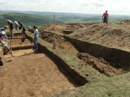 NECROPOLA CELTICA, DESCOPERITA PE AUTOSTRADA. UN ARADEAN, IN ECHIPA DE ARHEOLOGI