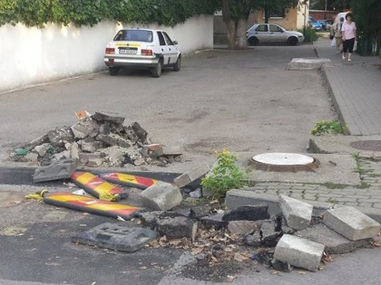NEMTII DE LA EON LUCREAZA ROMANESTE: BORDURI VECHI SI RESTURI DE ASFALT LASATE IN MIJLOCUL DRUMULUI