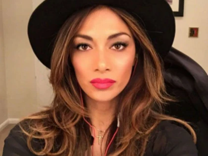 NICOLE SCHERZINGER ISI INCITA IMAGINATIA! FANII ARTISTEI SUNT IN DELIR