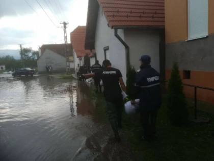 ”Noapte de foc” pentru pompierii arădeni aflați în misiune la Sibiu