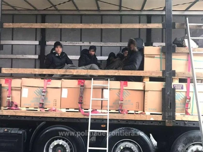 Nouă afgani, depistaţi ascunși într-un automarfar la P.T.F. Vărșand