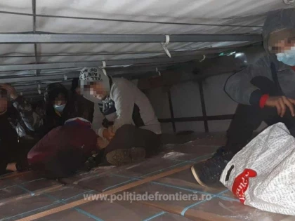 Nouă afgani, dintre care mai mulţi minori, ascunşi într-un automarfar cu textile